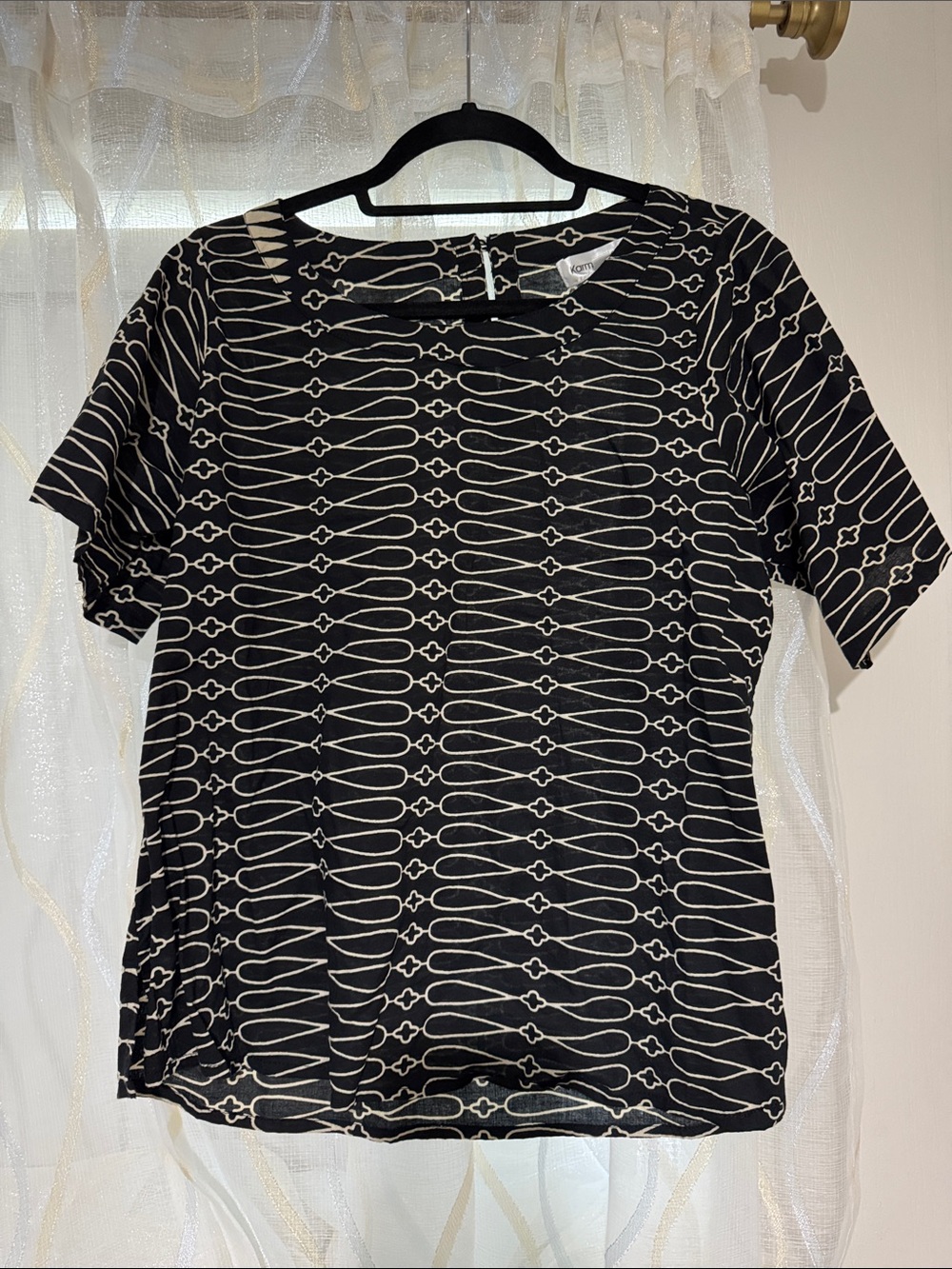 Women’s Black Short-Sleeve Geometric Pattern Top